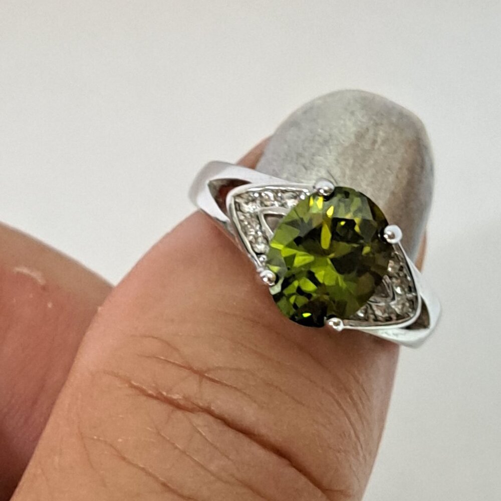 Brilliant Silver tone Ring with Peridot Green Colored Stone w/ CZ smaller stones